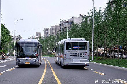 在東山大道行駛的BRT車輛