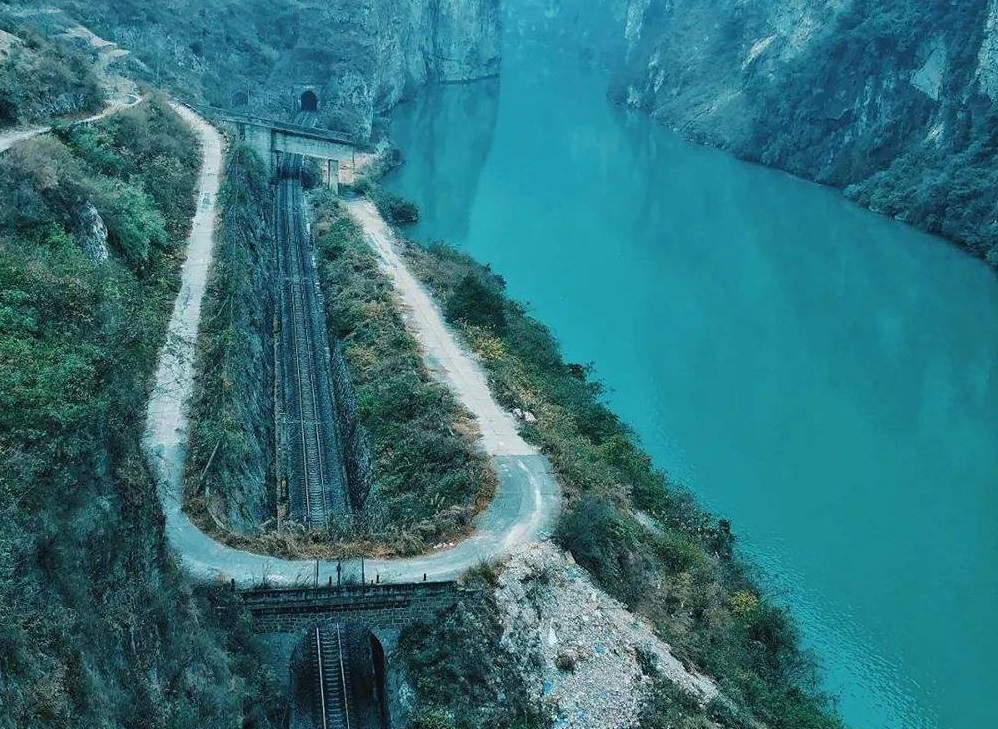 成昆鐵路依山傍水