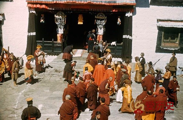 舊西藏喇嘛服飾