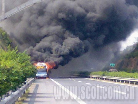 8·6廣東載44人大巴高速路自燃事故