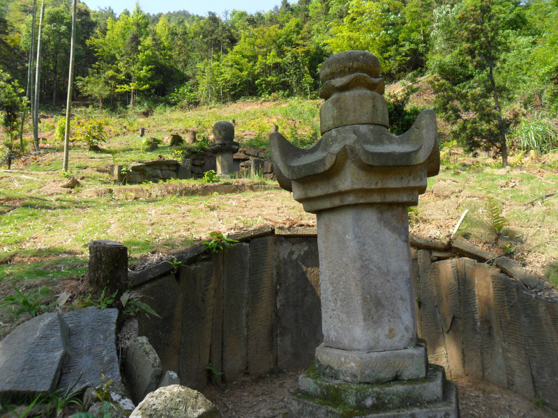 寶蓋堂上祖師靈塔之一