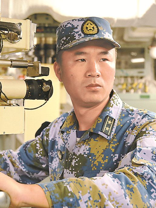 陸敏(海軍東海艦隊某潛艇艇長、中共二十大代表)