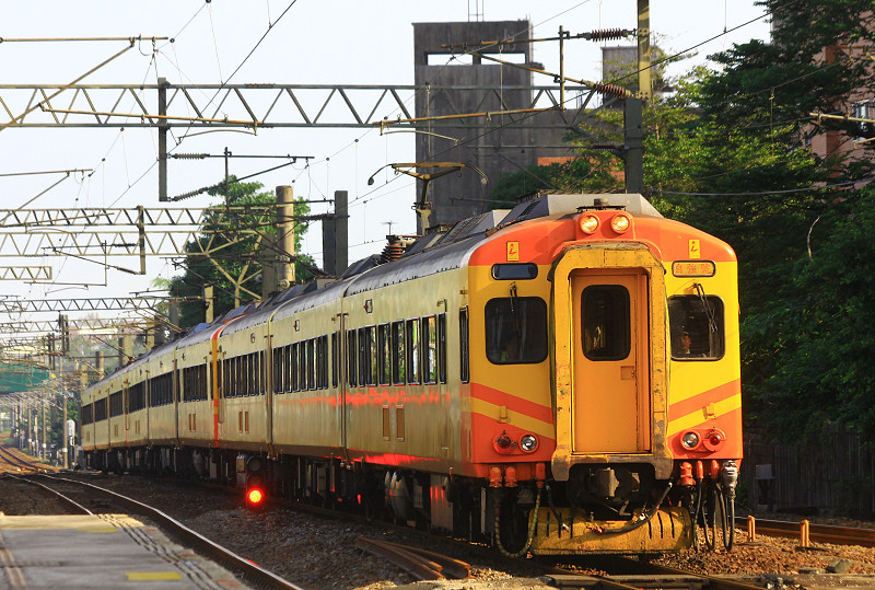 台鐵EMU300型電力動車組