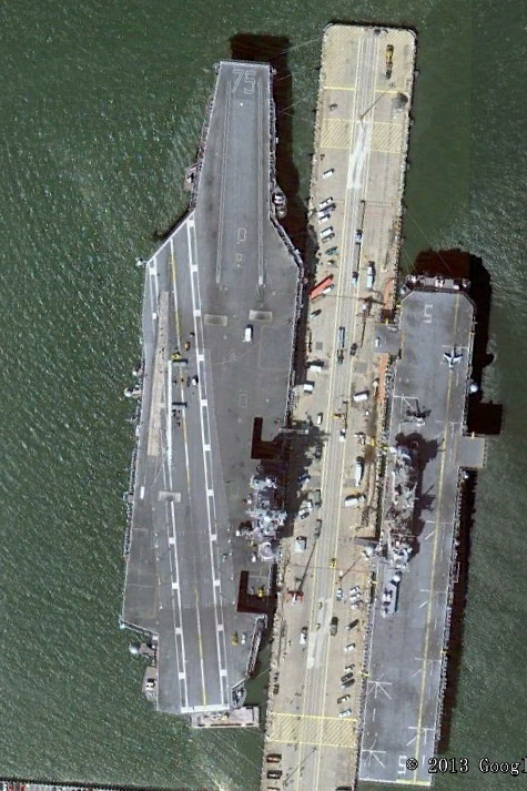 停靠於母港諾福克的CVN75杜魯門號(左)