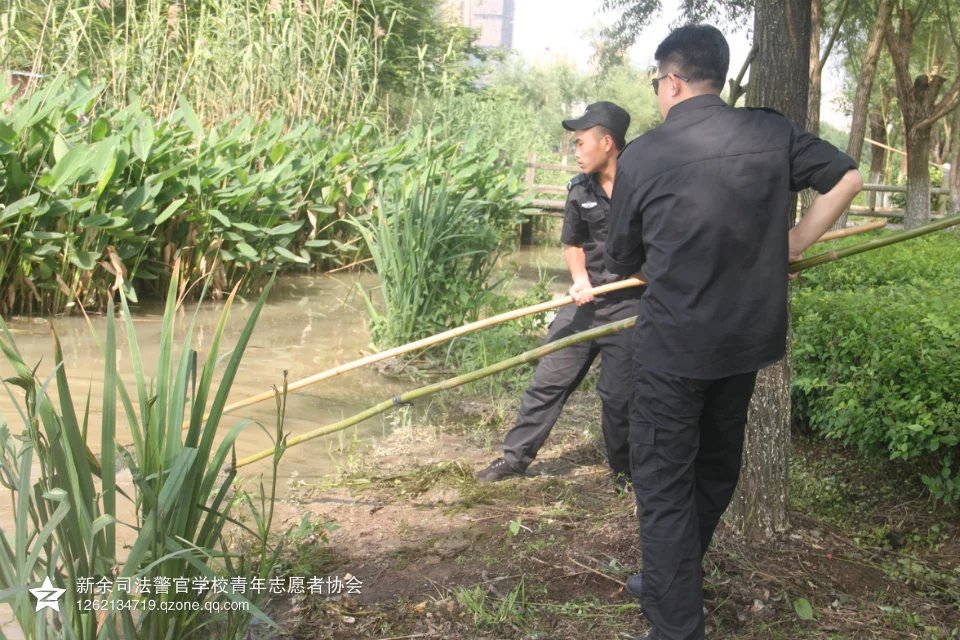 彭書記指導清潔母親河衛生活動