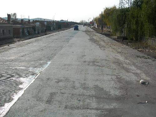 2008年水泥硬化的場區公路