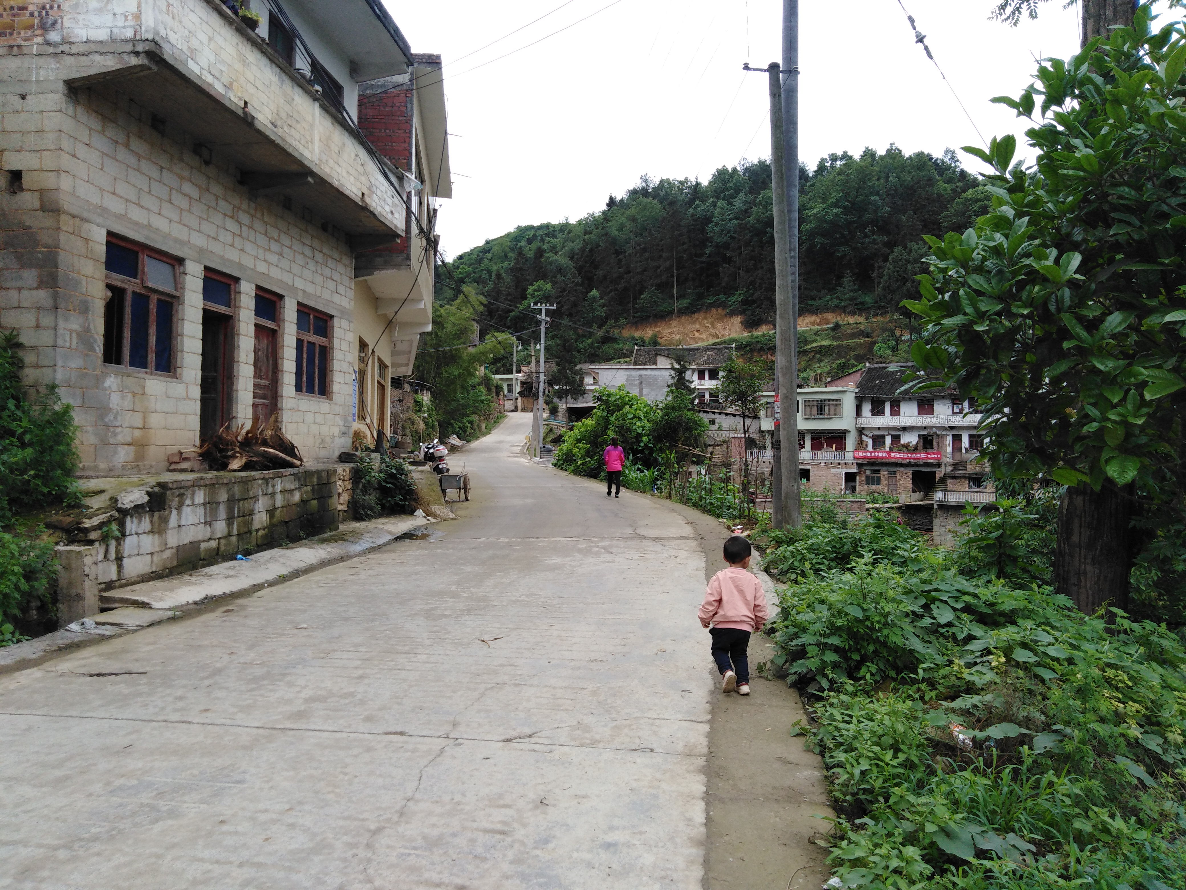 清普公路經過曉溝村岩頭組