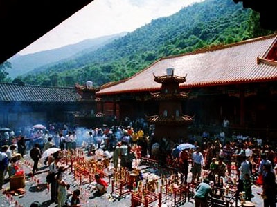 香火鼎盛的靈山寺