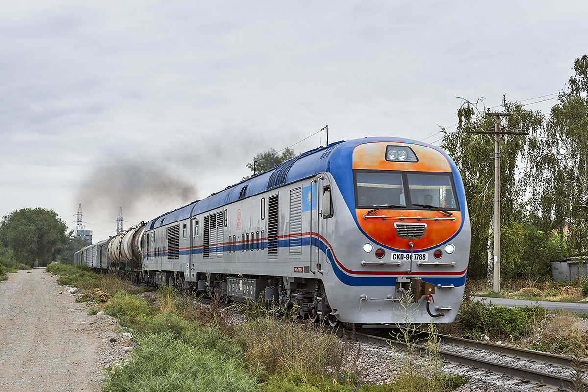 哈薩克斯坦鐵路的CKD9C型7788號機車牽引貨運列車