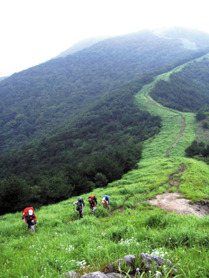 徒步在荒山野嶺