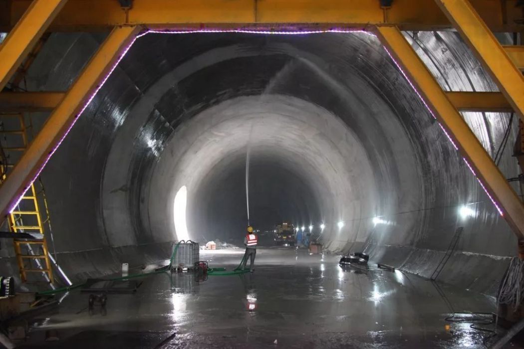 京張高鐵東花園隧道