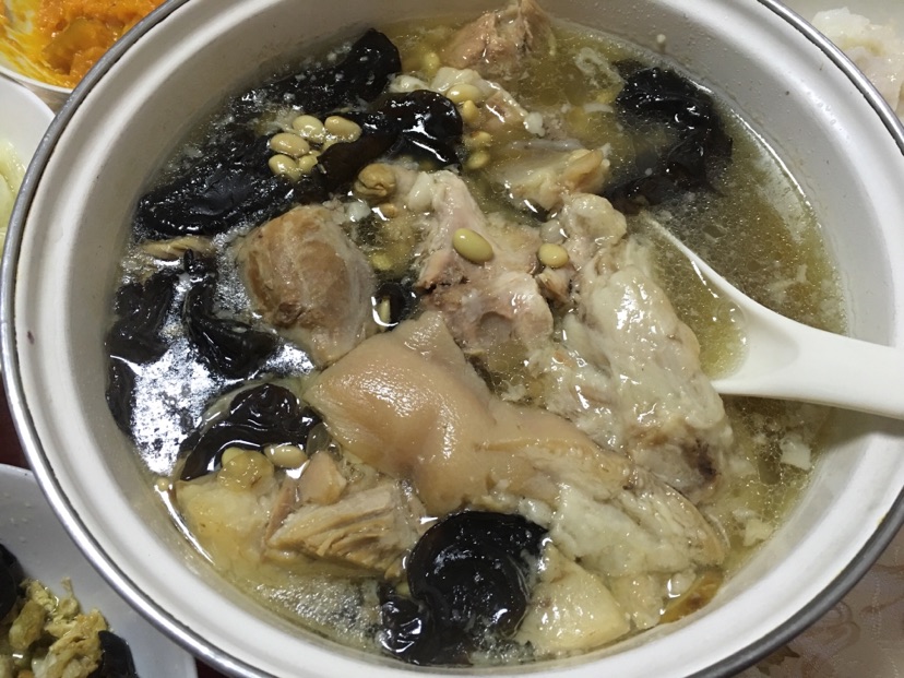 黃豆蹄膀湯