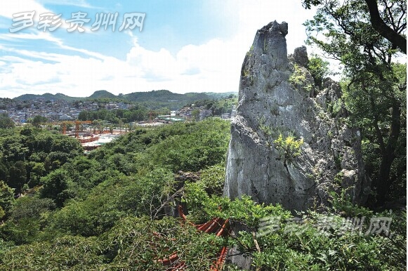 虎視眈眈的麟山最高石峰俯視著花溪大壩