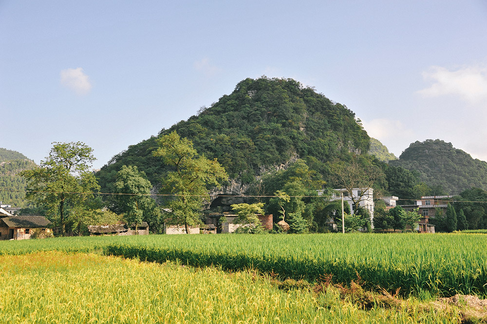 後背山和後背山洞。