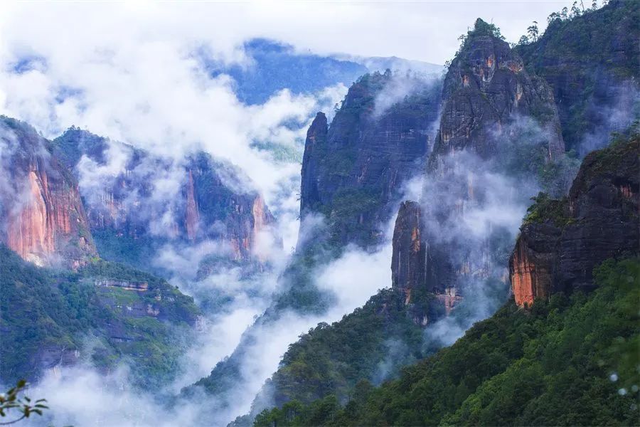 黎明(雲南省麗江市境內旅遊景區)