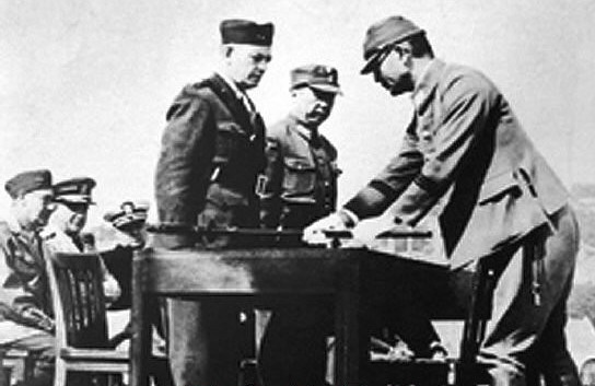 陳寶倉(中)與謝勃爾少將接受日軍投降