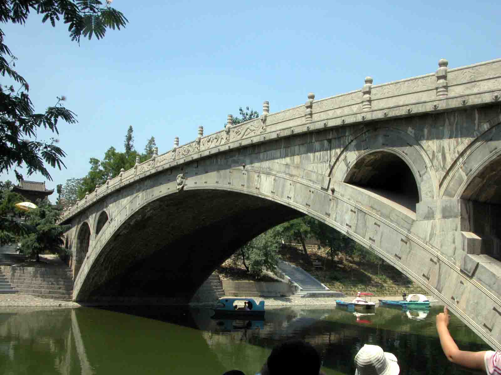 石拱橋(石質材料結構的拱形橋樑)