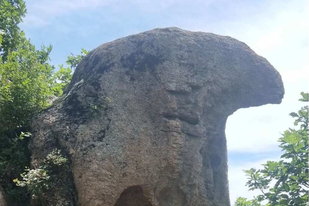 鷹嘴砬子(吉林省吉林市威虎嶺下的山脈)