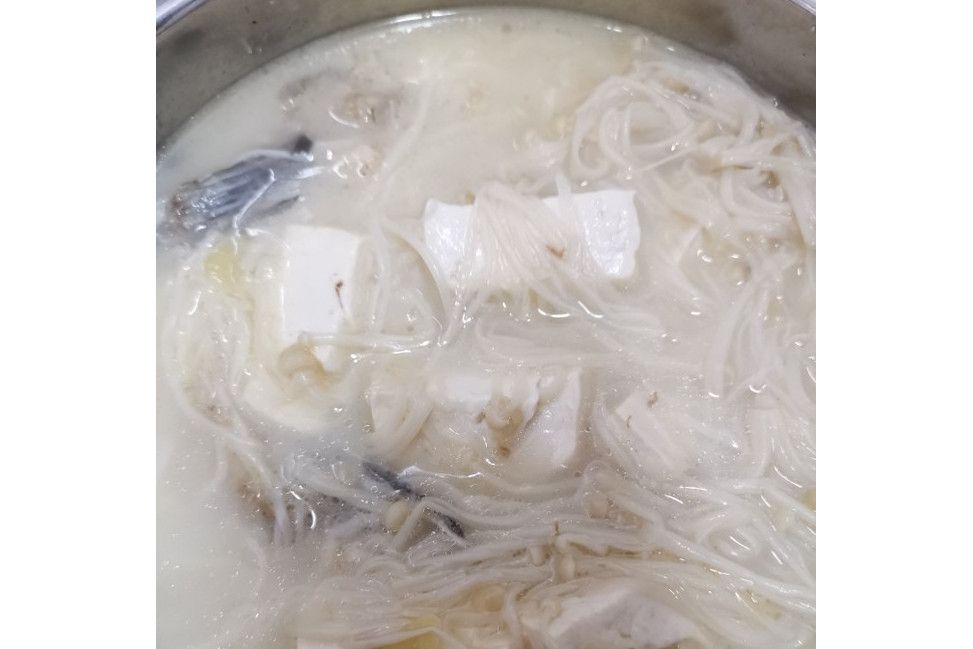 鯽魚豆腐金針湯