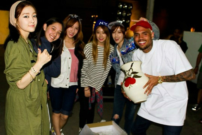 T-ara N4與chris brown的合照