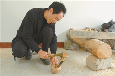 阿扎村自治區級非物質文化遺產傳承人羅松群培展示木碗製作