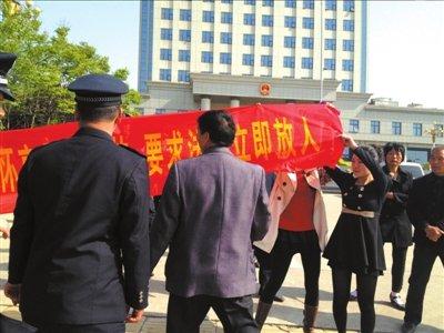 李懷亮的兩個女兒呼籲法庭放人