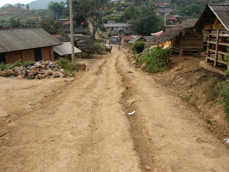 滄源佤族自治縣的岩帥鎮賀勐村進村道路