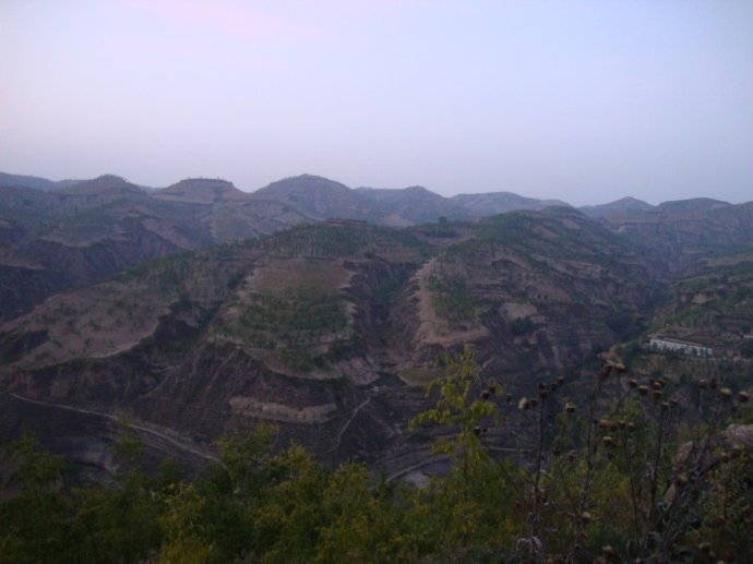 陀耶寺對面的虎爪山