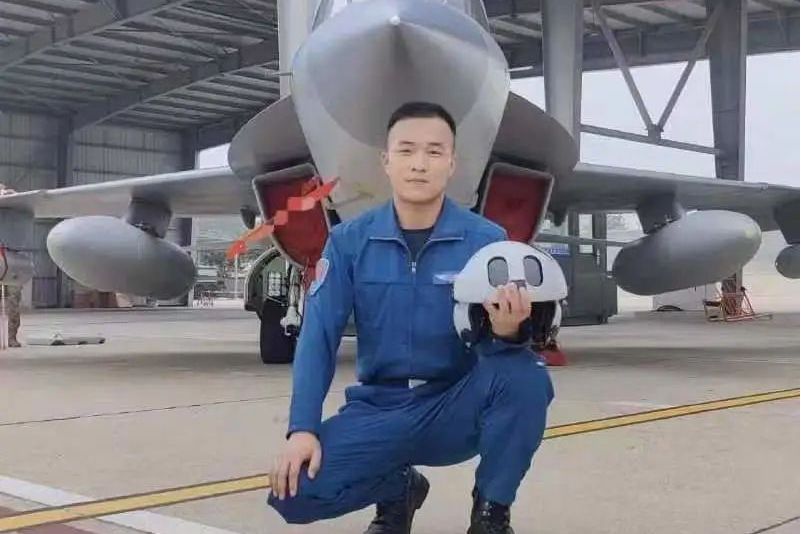 張檸(中國人民解放軍空軍三級飛行員、烏蘭浩特第一中學2018屆優秀畢業生)