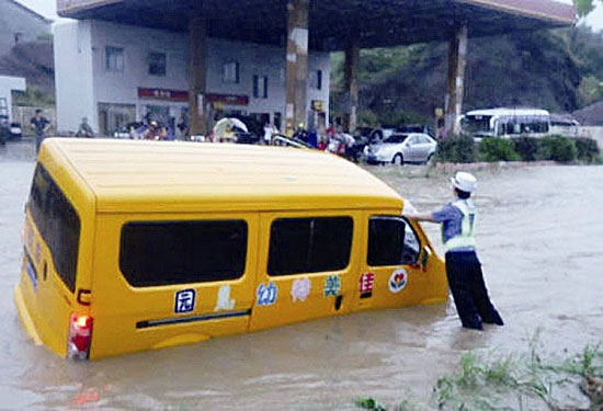 雙手托住傾斜的校車