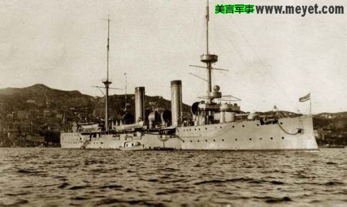 “海容”號巡洋艦停泊在海參崴五色旗標誌