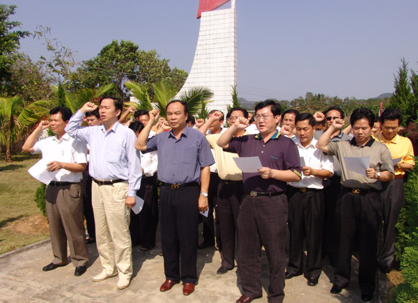 黃成模率領東方市領導重溫入黨誓詞