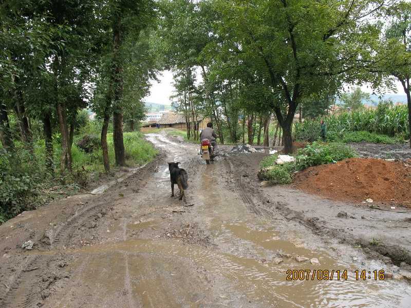 待改造的村內道路