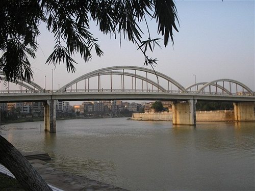 西枝江上的水門大橋