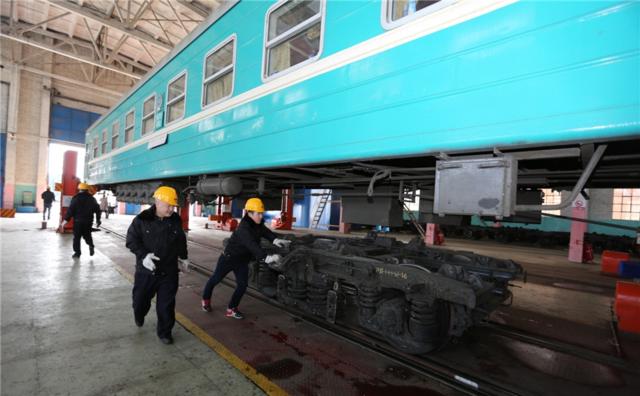 蒙古國鐵路擔當的4653次列車在二連站的換輪庫更換轉向架