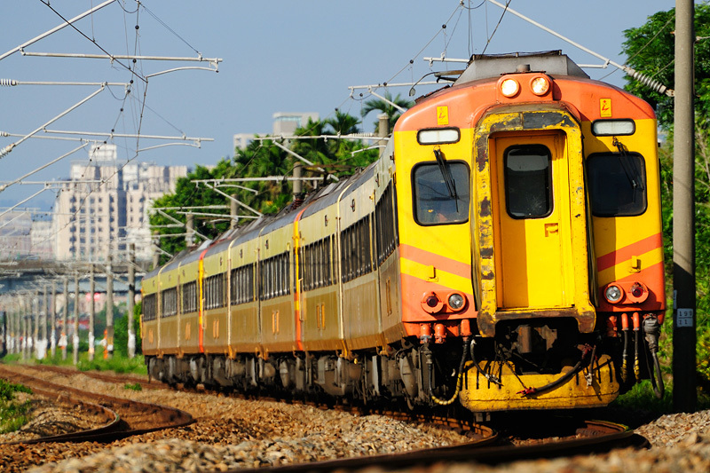 台鐵EMU300型電力動車組