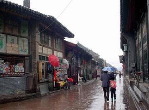 雨中的何家大院