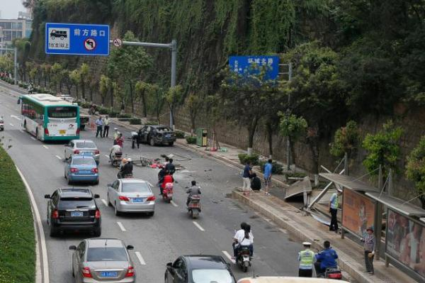 7·2昆明一大學生駕車衝上公交站台