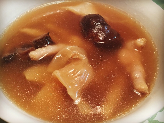花膠瑤柱花菇煲雞湯