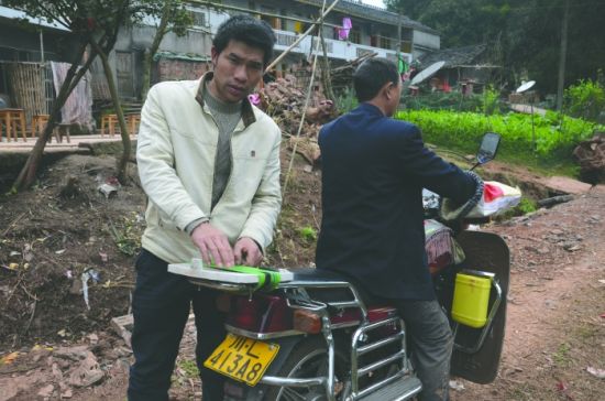 14萬元原綁輛機車后座上