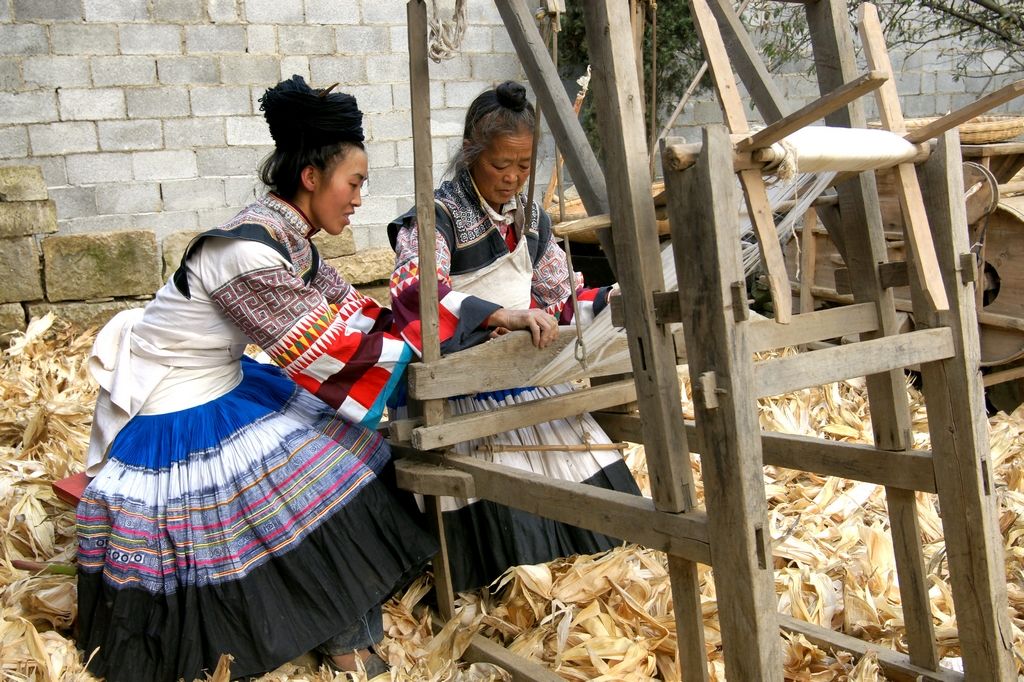 鼎新鄉民族婦女織布