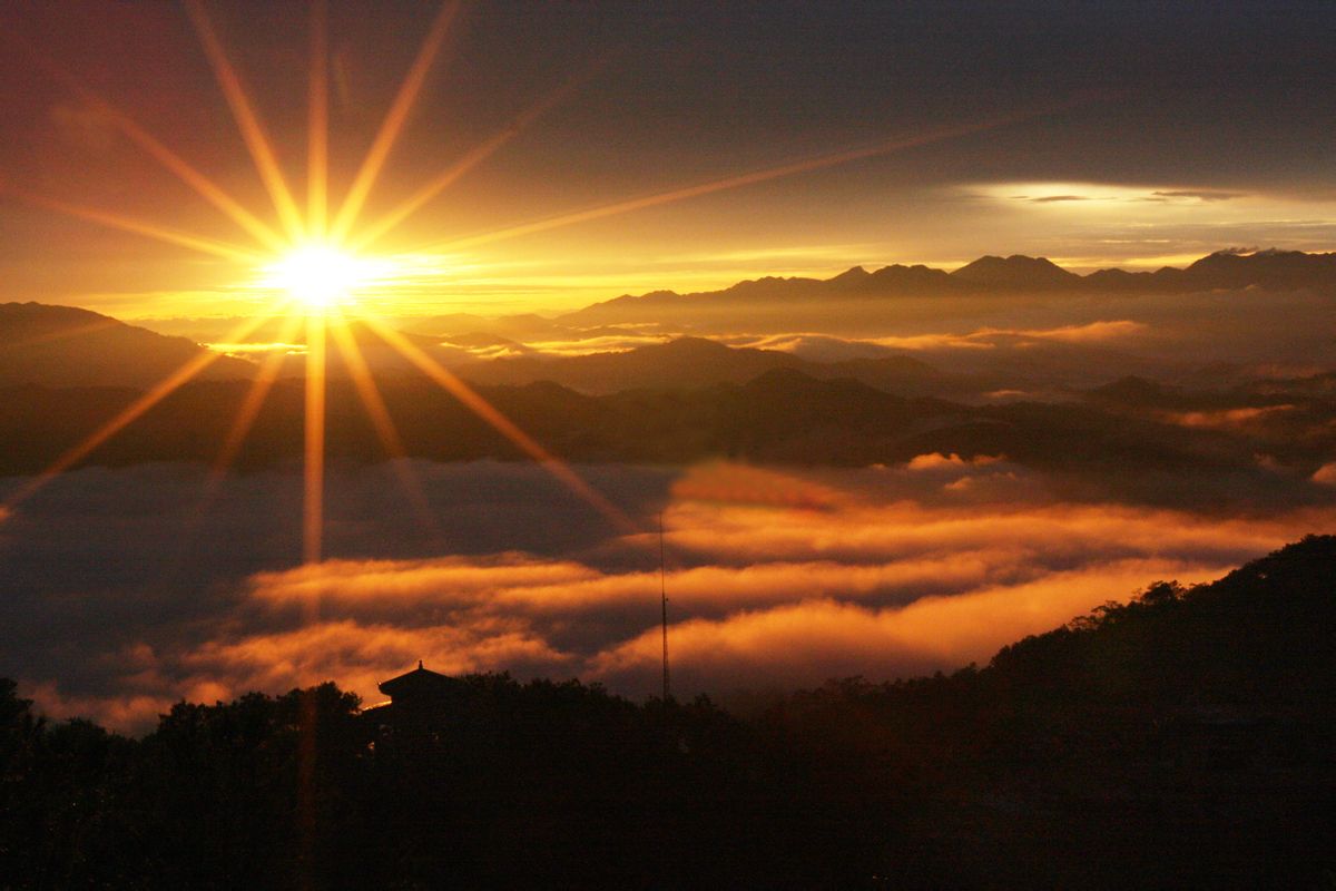 雲開大山日出