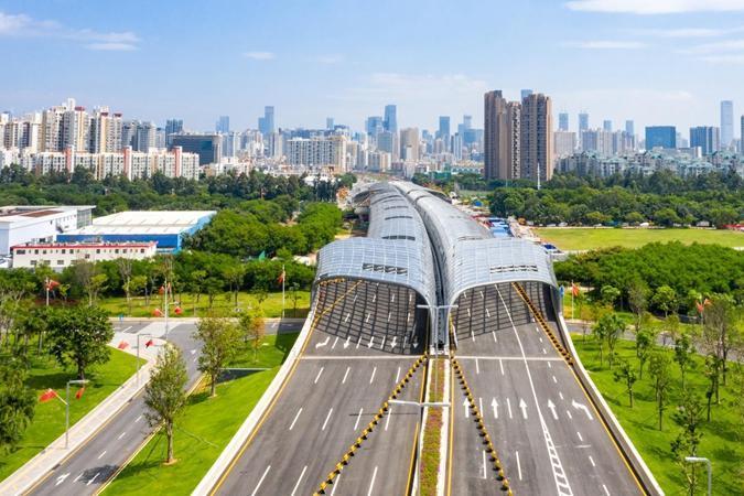 濱海大道跨月亮灣大道主線橋