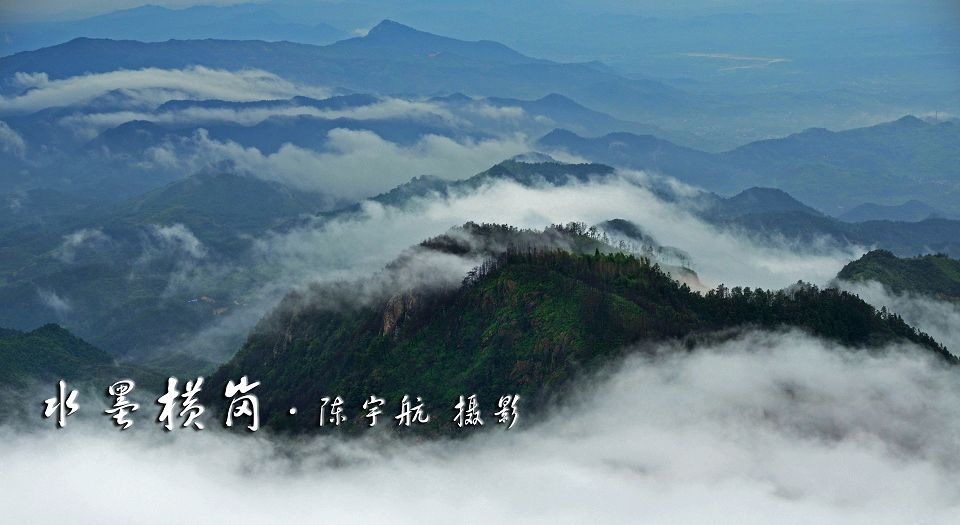 微微東北風裡，雲流從峰口向梅川傾泄