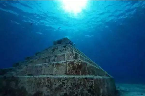 水下金字塔