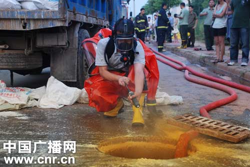 消防部門對下風風向的下水道進行堵截