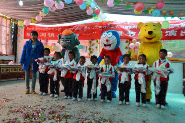 2015年6月駐加木村工作隊為加木村兒童發學習用品