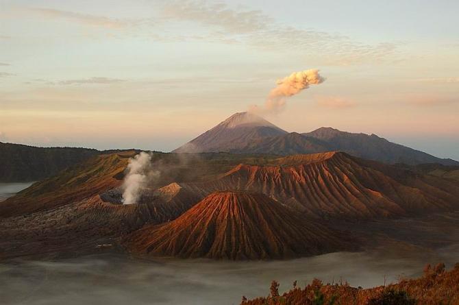 龍崗火山