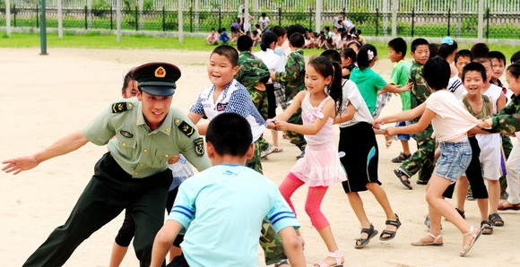 解放軍叔叔與學校學生同樂