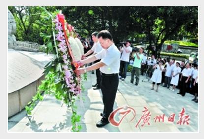 萬慶良陳建華敬獻花圈。